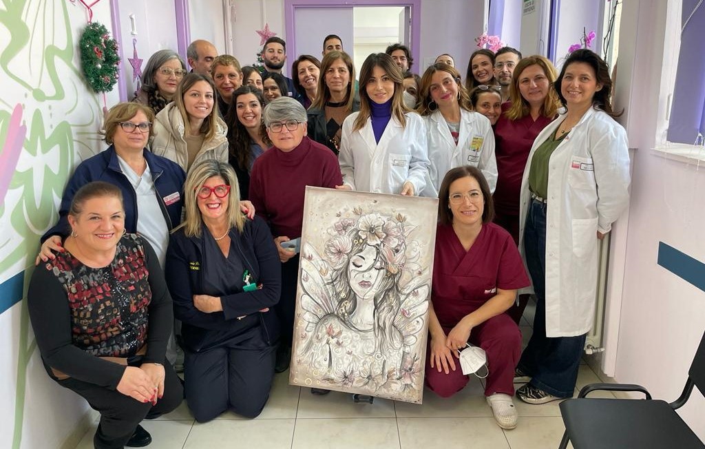 San Pietro V.co: Pta le pazienti della Senologia donano un quadro di Arianna Margiotta