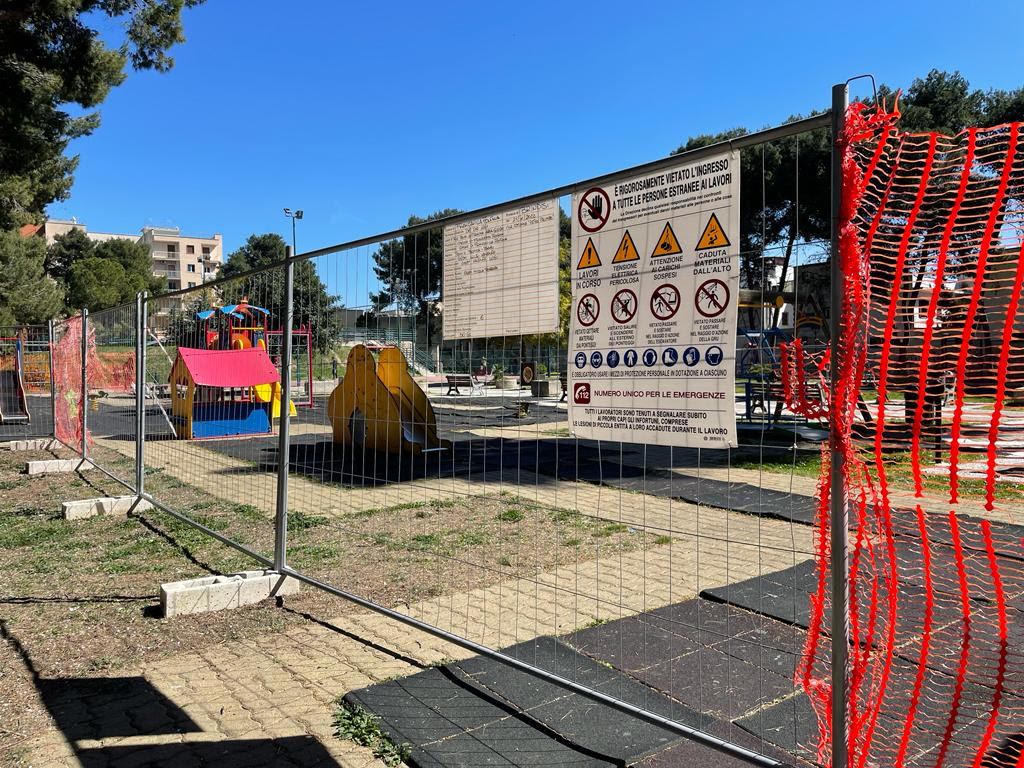Francavilla F.na: Sostituzione pavimentazione antitrauma nella Villa Comunale