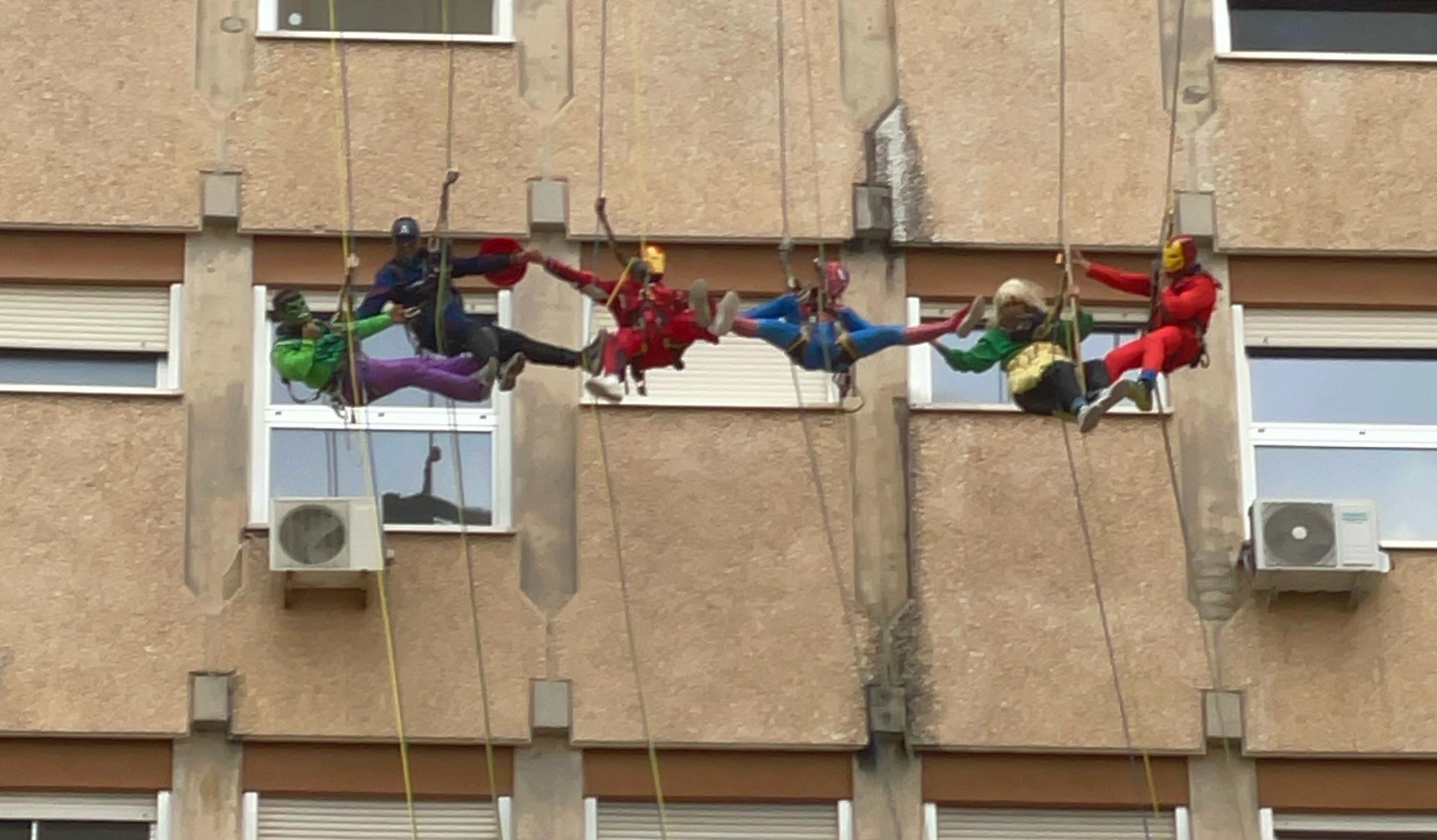 Lecce: I supereroi acrobatici arrivano dal cielo per fermarsi al Vito Fazzi