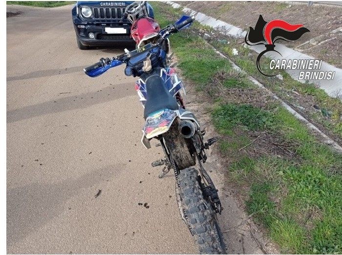 Carovigno: Due giovani sorpresi a bordo delle loro motociclette da cross nella riserva naturale di Torre Guaceto.