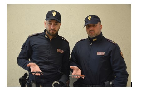 Brindisi: Polizia di Stato. Passeggiava per la città con due coltelli in tasca. Denunciato