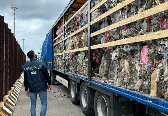 Brindisi: Traffico illecito transfrontaliero di rifiuti. Sequestri al porto