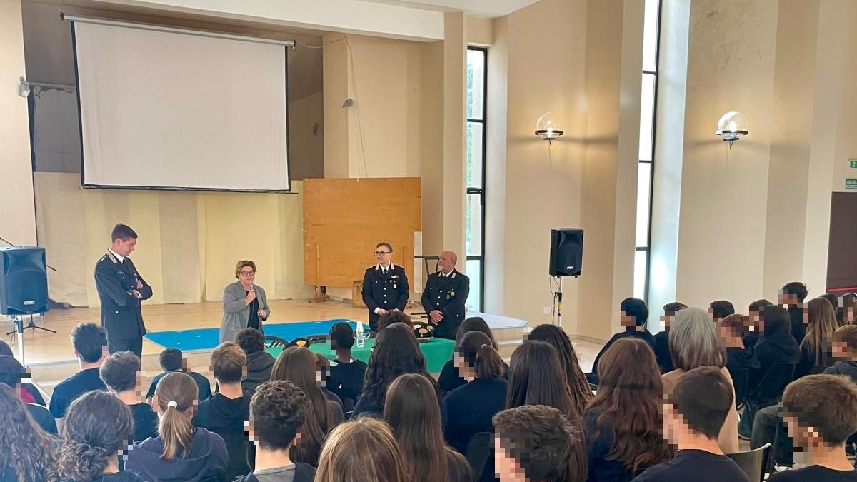 San Vito dei N.nni: I Carabinieri incontrano gli studenti.